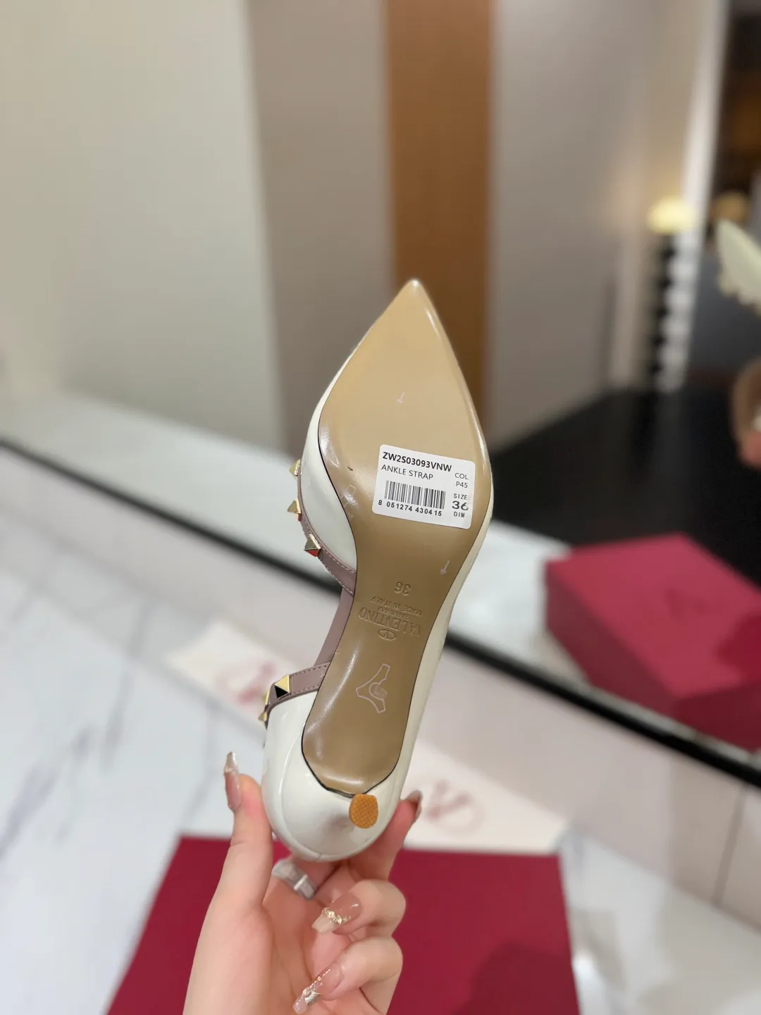 👟👟Ex-factory price 580👟👟 Valentino/Valentino rivet VT classic shoes, top replica! The side curves are perfect, the original molded custom-made rust-free rivets, and the textured hardware bring out a full sense of high-end, giving you a genuine foot feel! The first choice for high-end customers❤️ [Material] Upper: Original imported custom patent leather Lining: Original imported goatskin Outsole: Imported pearlescent leather outsole Heel height: 6.5CM Code number: 35-39 [34, 40, 41, 42 custom-made are not returnable]
